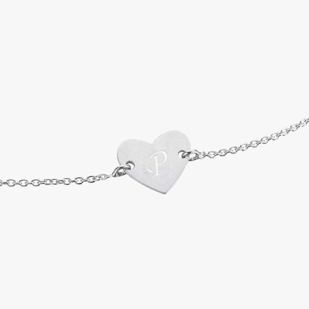 Hjerteformet armbånd med gravering af forbogstav fra Scrouples